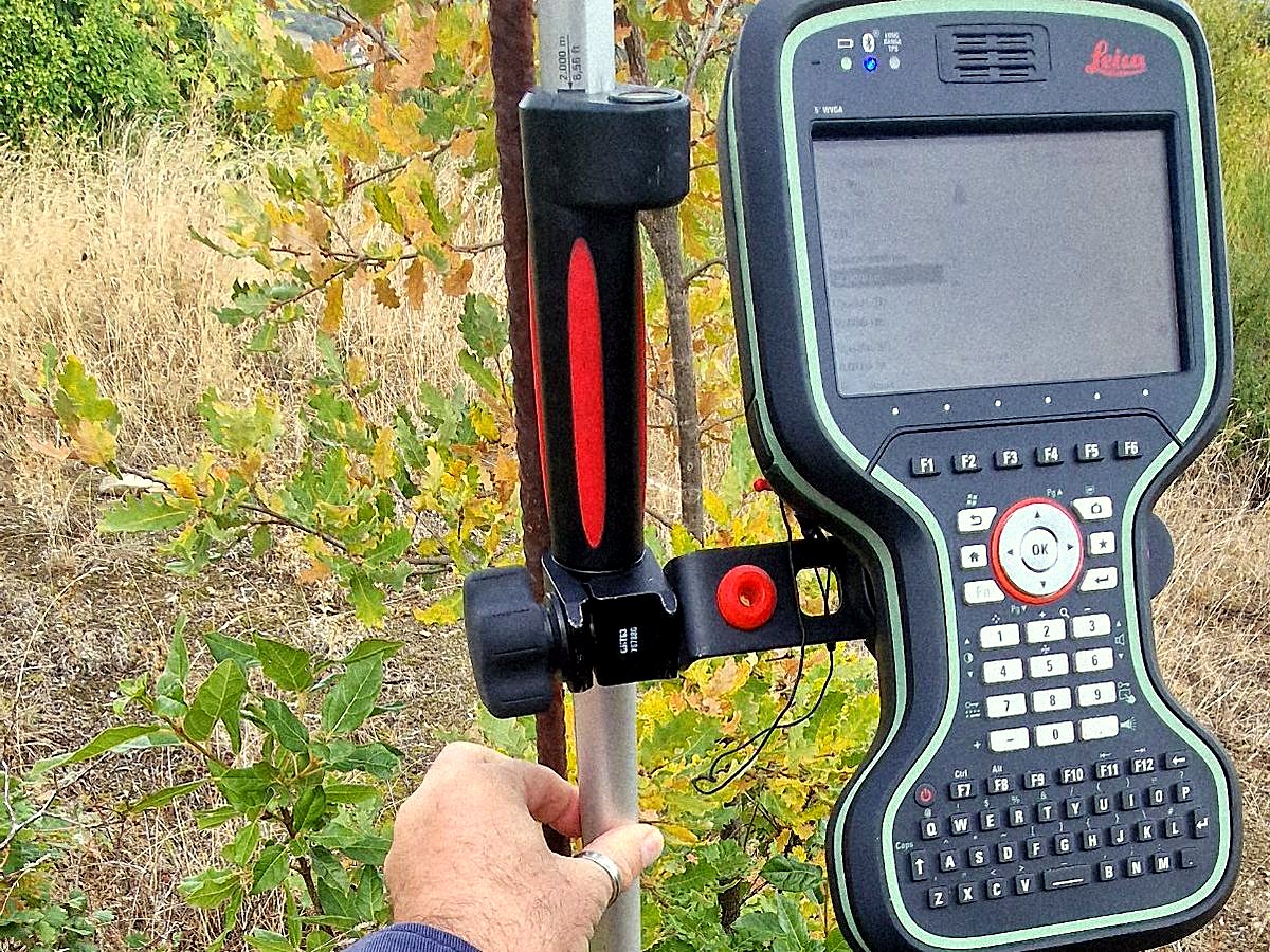 Rilievo con ricevitore GNSS e controller in campo